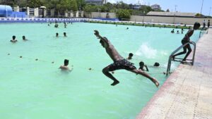 Swimming pools and eye health: how to protect your vision this summer