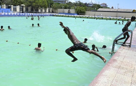 Swimming pools and eye health: how to protect your vision this summer