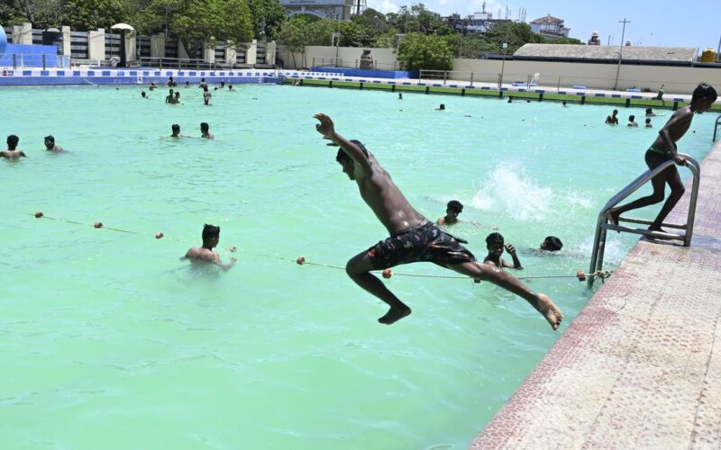 Swimming pools and eye health: how to protect your vision this summer